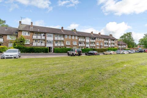 Ash Road, Woking, GU22 2 bed flat for sale
