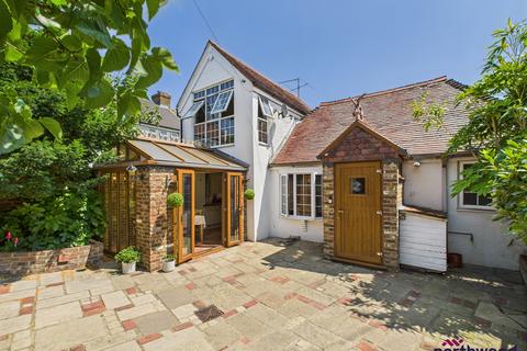 New Road, Polegate, Eastbourne, BN26 2 bed character property for sale