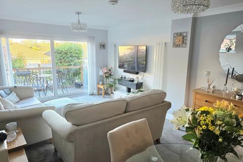 Shakespeare Gardens, Cowplain... 4 bed semi