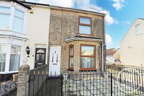 Lorne Park Road, Kirkley, NR33 3 bed end of terrace house for sale