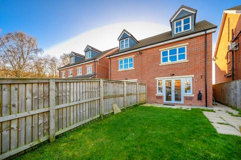 Moor Knoll Fold, Wakefield, WF3 3 bed semi