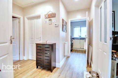 Clover Way, Basildon 2 bed bungalow for sale