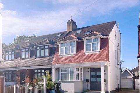 St. Clair Close, Ilford, IG5 5 bed semi