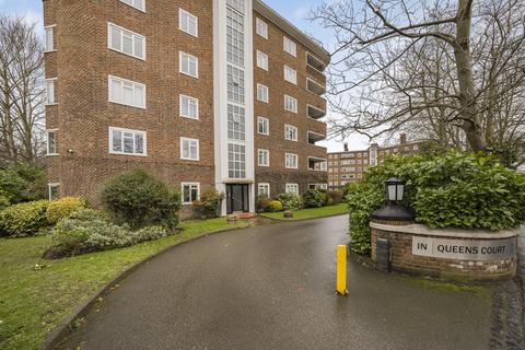 Queens Court, Richmond 3 bed apartment for sale