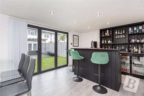 Wingfield Close, Brentwood, Essex, CM13 3 bed end of terrace house for sale