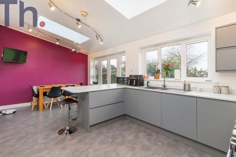 5 bedroom semi-detached house for sale