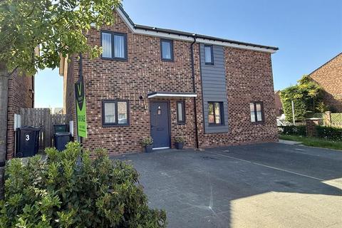 Elm Gardens, Middleton St. George... 3 bed semi