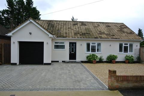 Green Lane, Staines TW18 4 bed detached bungalow for sale