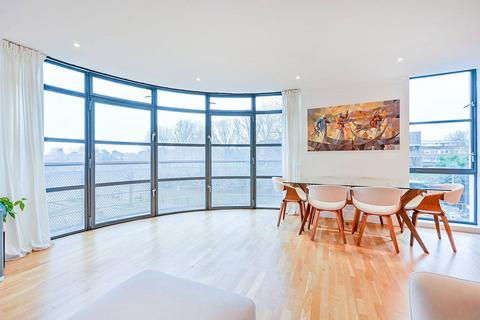Point Wharf Lane, Brentford, TW8 2 bed flat for sale