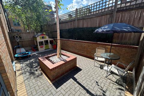 57 Whytecliffe Road South, Purley CR8 2 bed apartment for sale