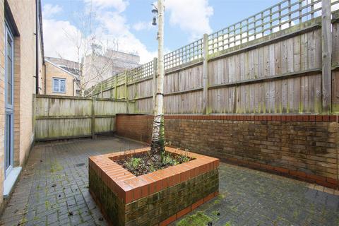 57 Whytecliffe Road South, Purley CR8 2 bed apartment for sale