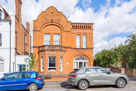 Claremont Gardens, Surbiton, KT6 2 bed apartment for sale