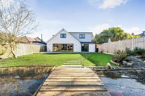 Croft Lane, Hayling Island PO11 4 bed detached house for sale