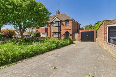 Loxwood Avenue, Worthing, BN14 7RF 3 bed semi