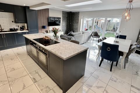 Brooks Close, Ringwood, BH24 4 bed semi