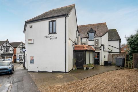High Street, Sunninghill 2 bed maisonette for sale