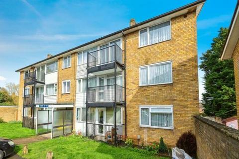 Chaulden House Gardens, Hemel... 2 bed flat for sale