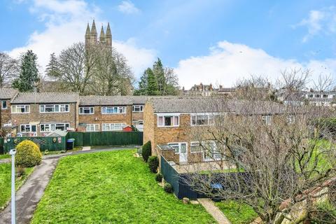 Parsonage Farm Close, Cricklade.... 3 bed semi