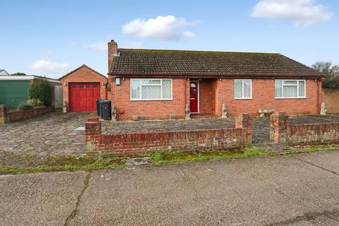 Lingfield Gardens, Coulsdon, CR5 1QQ 3 bed detached bungalow for sale