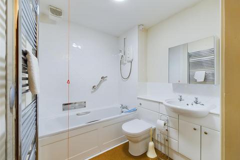 23 Princess Court, Princess Road... 2 bed apartment for sale