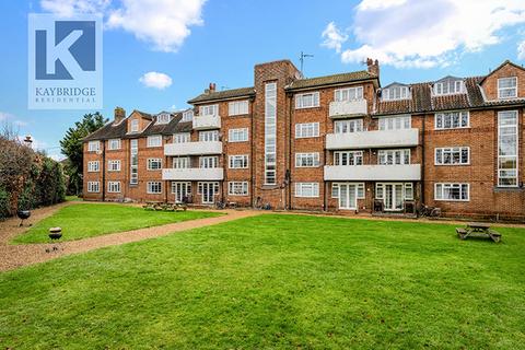 Eastway, Epsom, KT19 2 bed apartment for sale
