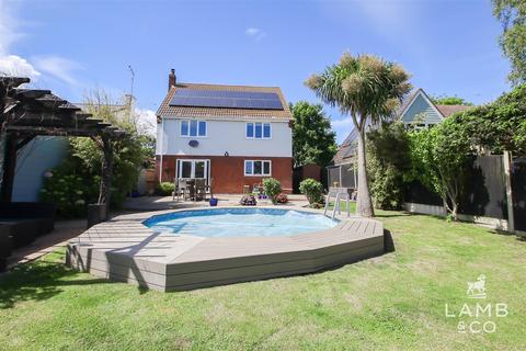 Clacton Road, St. Osyth CO16 4 bed detached house for sale