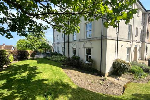 Glen View, Gravesend, Kent, DA12 2 bed flat for sale