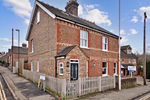 Dunnings Road, East Grinstead, RH19 2 bed semi