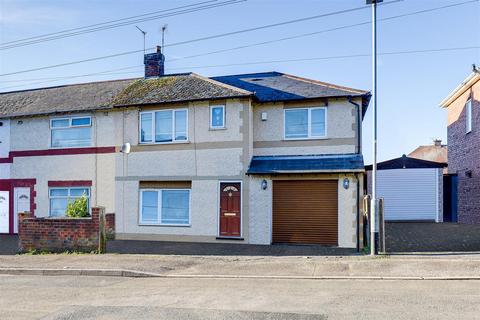 Hillcrest Drive, Hucknall NG15 4 bed end of terrace house for sale