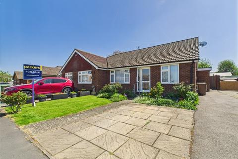 Malyns Close, Chinnor OX39 3 bed bungalow for sale
