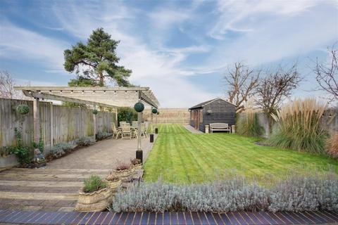 Vine Grove, Hertfordshire 3 bed detached house for sale