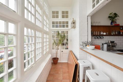 Cornwallis Gardens, Hastings 2 bed flat for sale