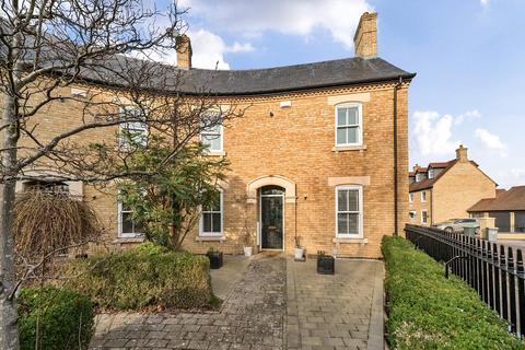 Dickens Boulevard, Stotfold, SG5 2 bed terraced house for sale