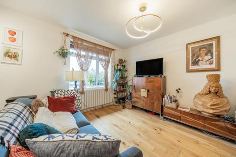 Oaklands Estate, London 2 bed flat for sale