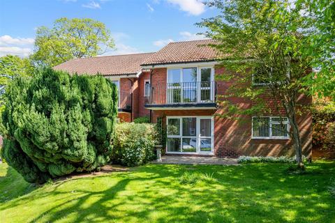The Avenue, Tadworth 2 bed apartment for sale