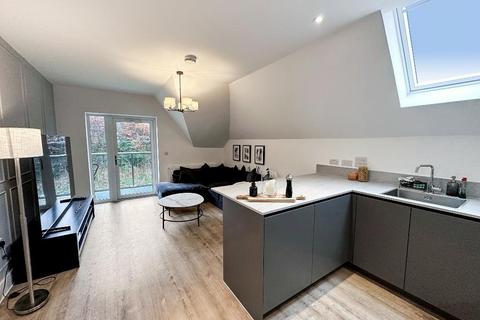Croham Valley Road, South Croydon... 3 bed flat for sale