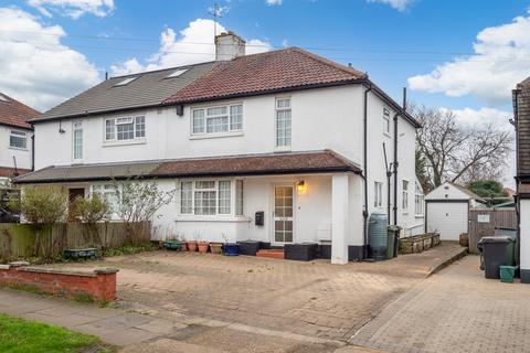 Newbury Gardens, Surrey KT19 3 bed semi