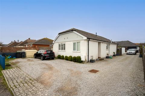 Eastoke Avenue, Hayling Island PO11 4 bed detached bungalow for sale