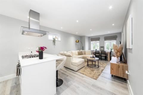 120 Hayes Lane, Kenley CR8 2 bed apartment for sale
