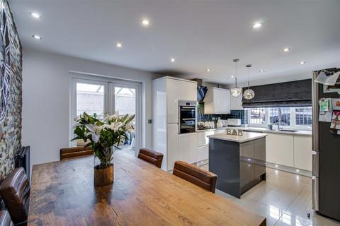 Bluebell Road, Wakefield WF3 4 bed semi