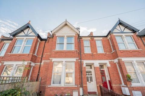 Squires Lane, Finchley, London, N3 2 bed maisonette for sale