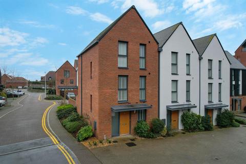 3 bedroom town house for sale