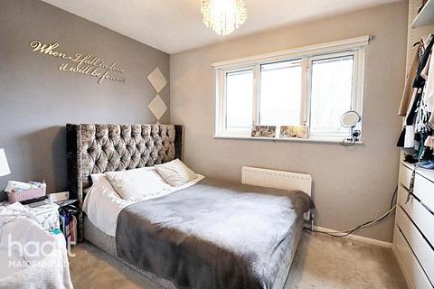 Stonefield Park, Maidenhead 2 bed terraced house for sale