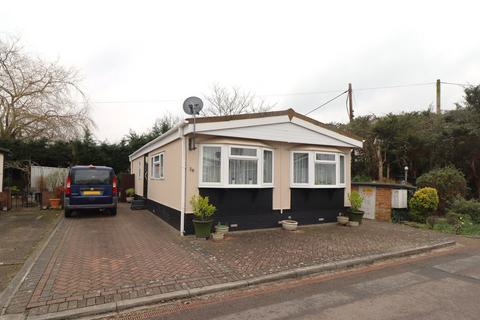 Kingsman Farm Road, Hullbridge... 2 bed park home for sale