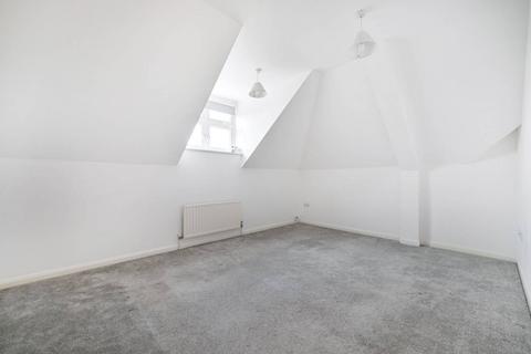 Hanworth Road, Hampton, TW12 2 bed flat for sale