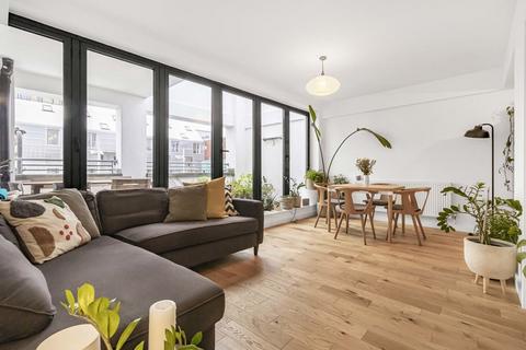 Gillett Place, London, N16 2 bed apartment for sale