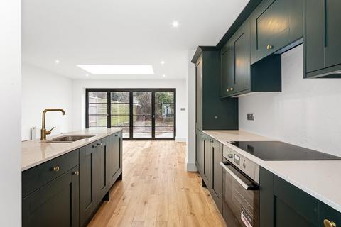 Lausanne Road, Peckham, London, SE15 2 bed ground floor flat for sale
