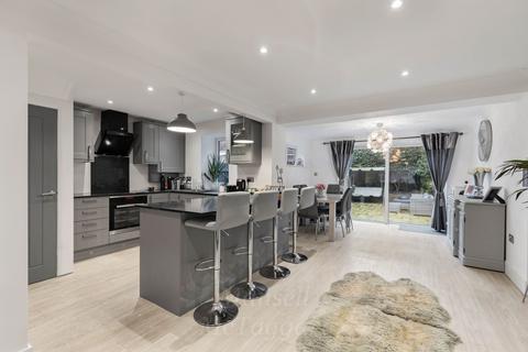Tennyson Close, Crawley RH10 3 bed semi