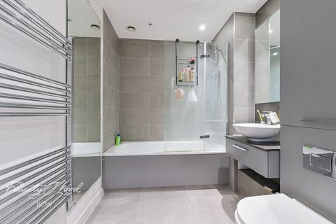 St Pauls Way, Bow, E3 3 bed flat for sale