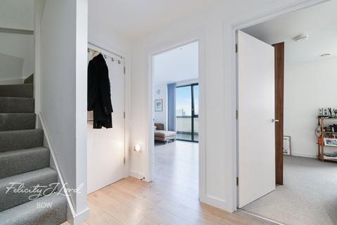 St Pauls Way, Bow, E3 3 bed flat for sale